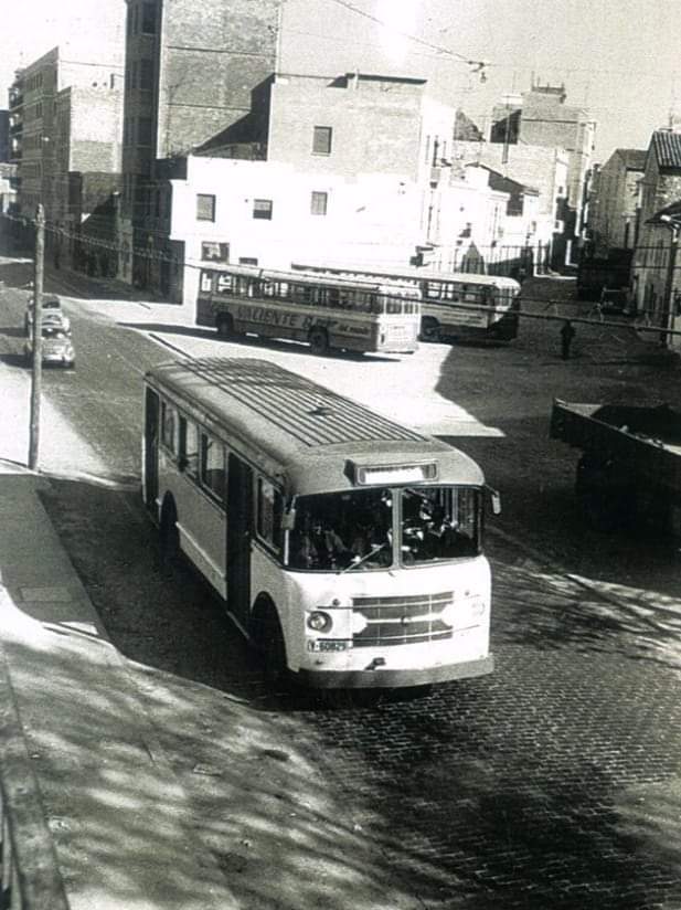 Autobuses en la calle San Antonio tras la desaparición de los tranvías.