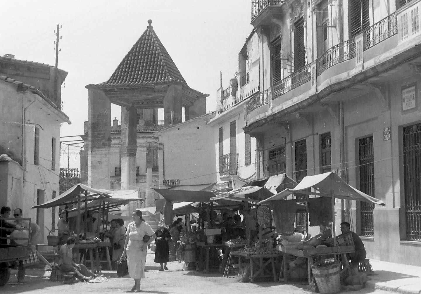 Mercado de productos agrícolas en la Cruz de Mislata en 1959. / Fotografía de: Luis B. Lluch Garín