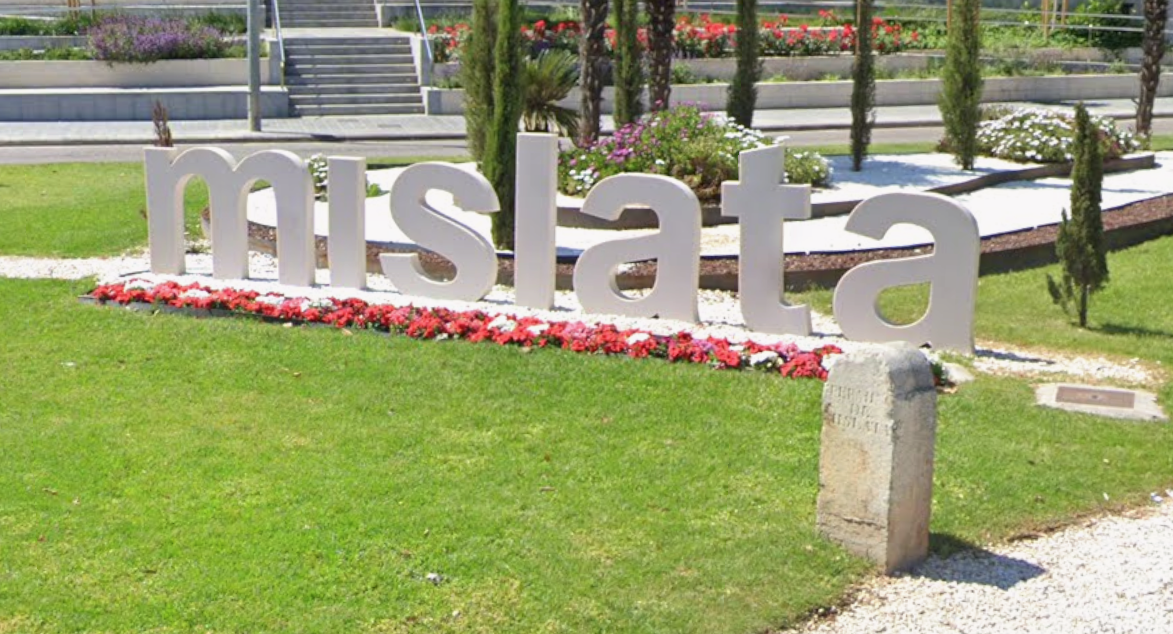 Letrero de entrada a Mislata por la calle Valéncia. Junto a él el pilón que antaño marcaba el límite municipal.