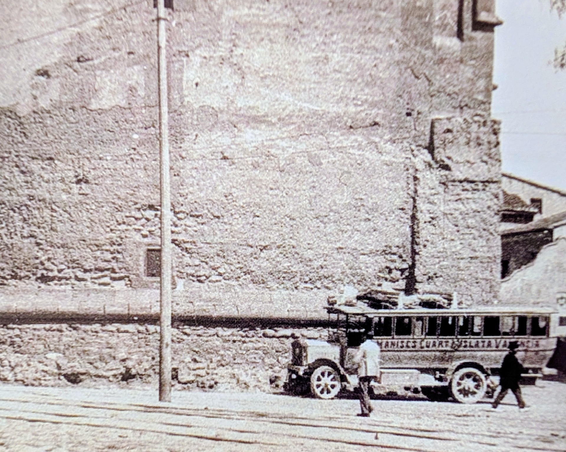 Autobús que cubría el trayecto de Valéncia a Manises a los pies de las Torres de Quart en 1900.