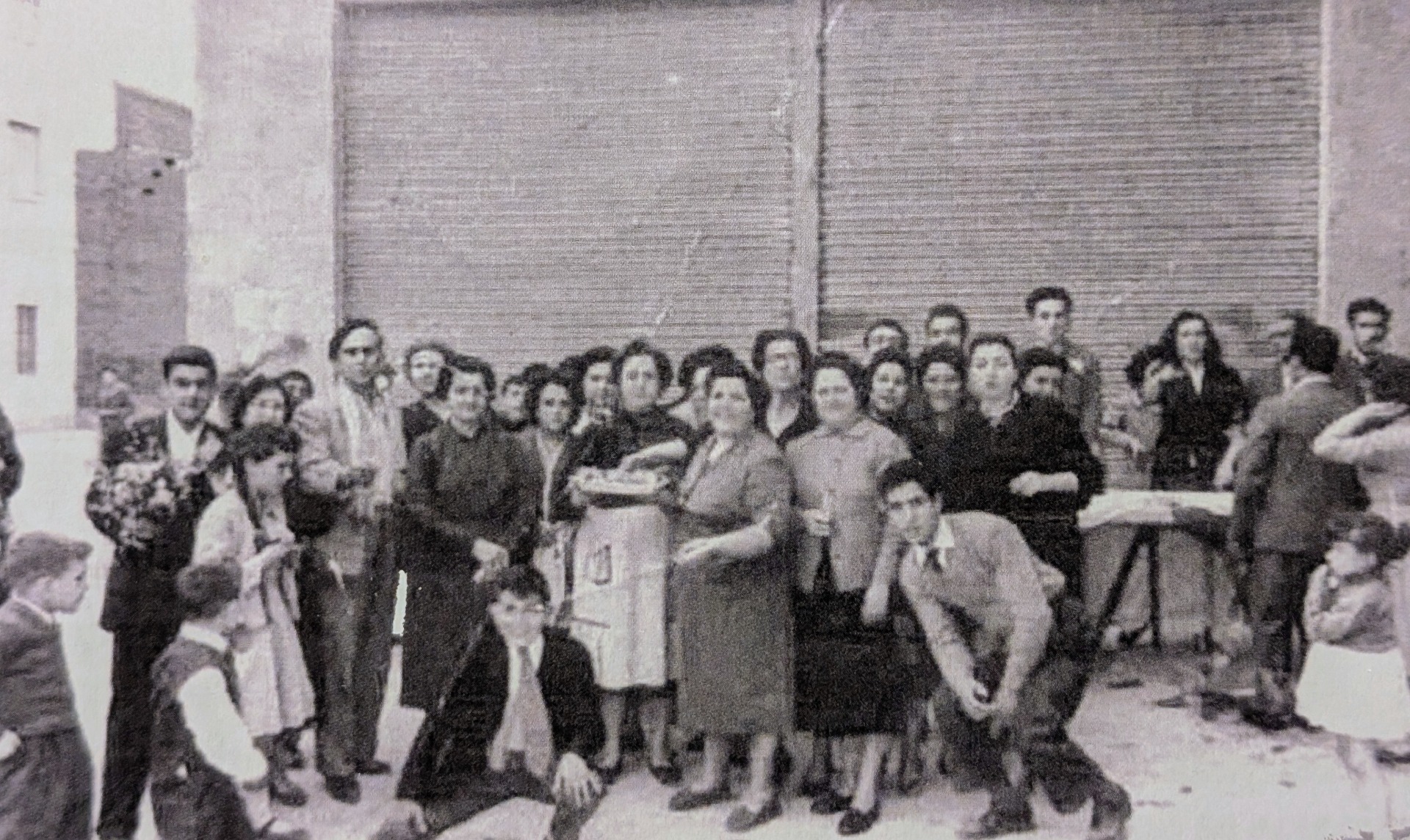 Celebración a la entrada del molino en los años 60.