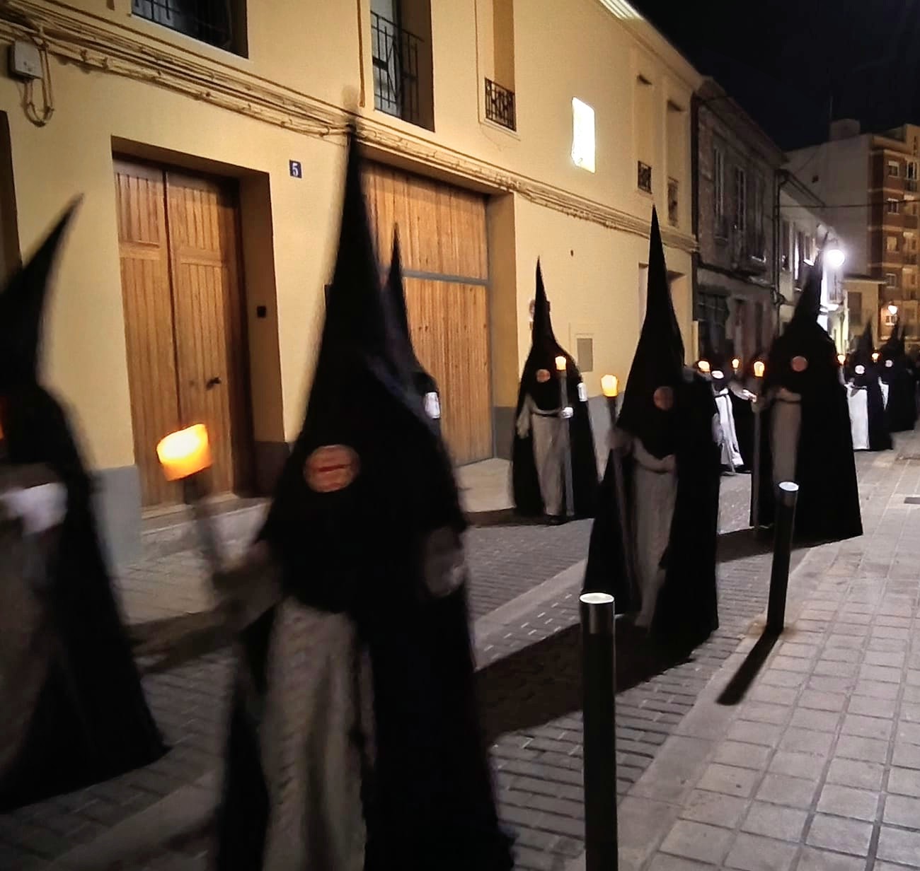 Grupo de nazarenos de la Hermandad del Santo Entierro